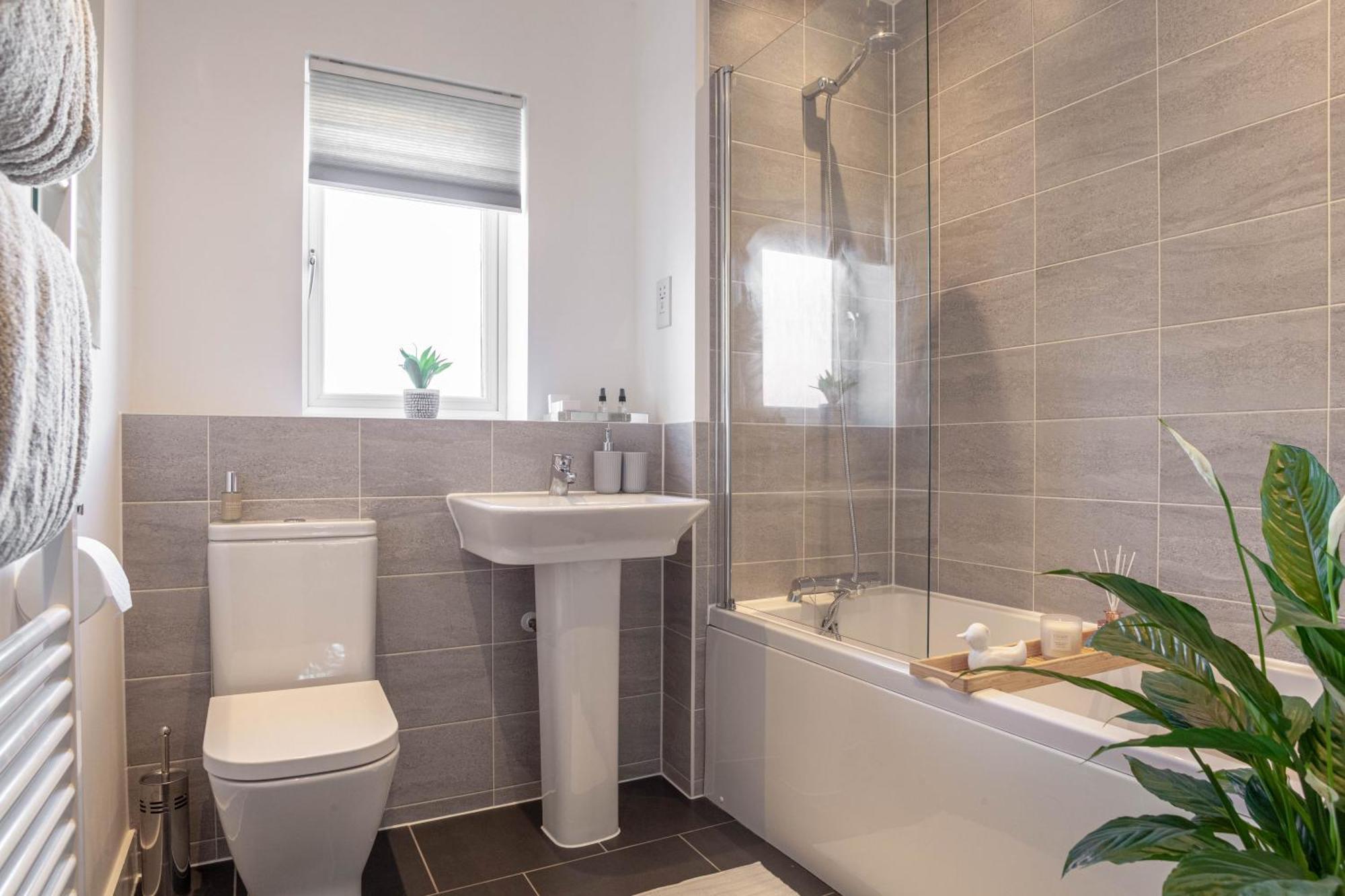 Modern 3 Bedroom House With Parking Bath Exterior foto