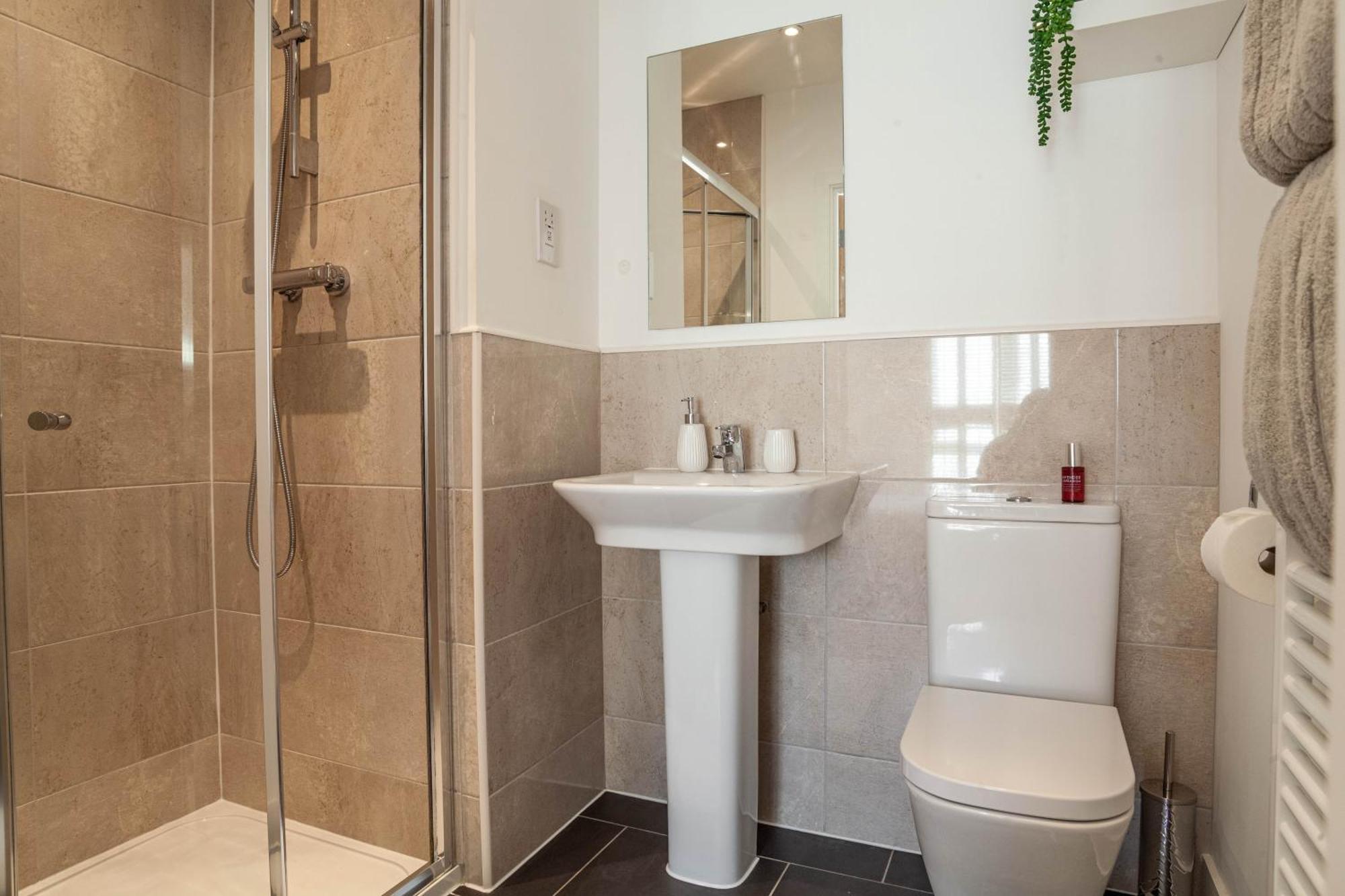 Modern 3 Bedroom House With Parking Bath Exterior foto